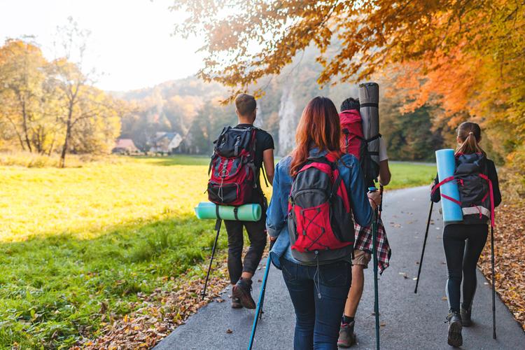 留学生与朋友在户外徒步登山