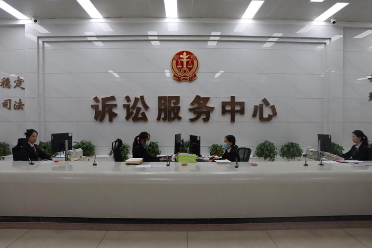 基层人民法院诉讼服务大厅门口