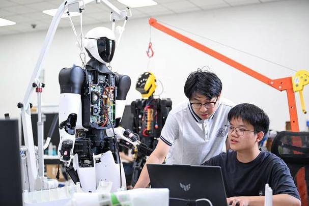 青年科研团队在创业孵化基地测试产品原型