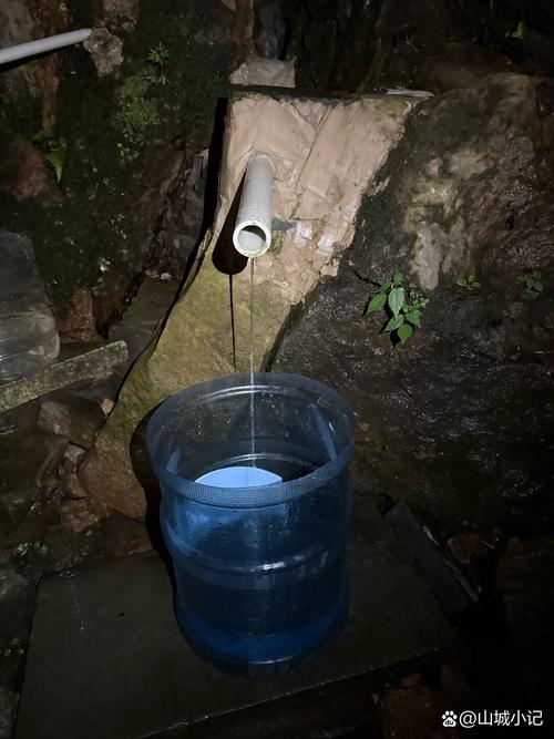 野外岩壁渗出山泉水取水实拍