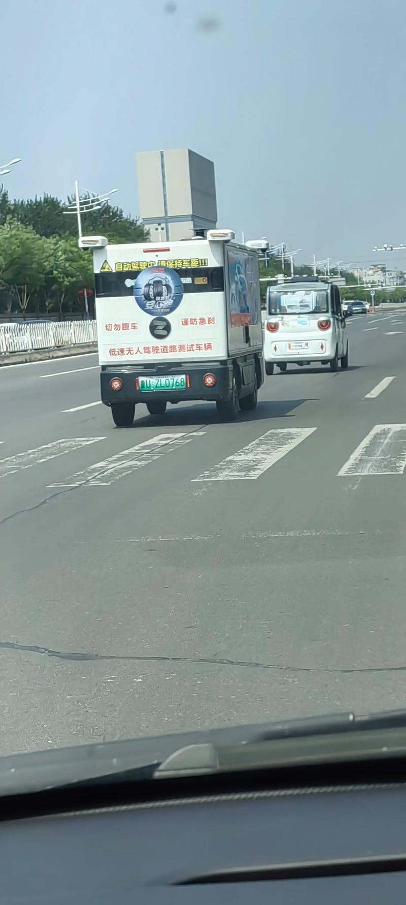 无人驾驶车在城市路口犹豫不决实拍
