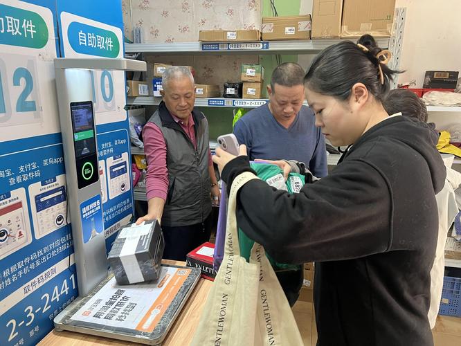 社区便利店快递代收点繁忙景象实拍