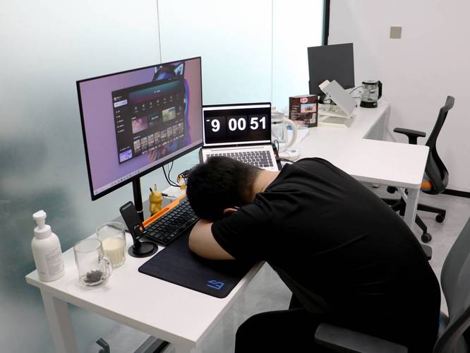 办公室午休趴桌正确姿势示意图