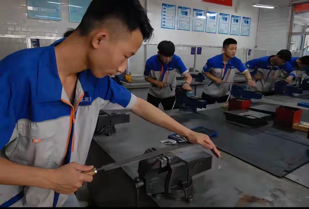 工厂老技师手持零件给孩子讲解机械原理