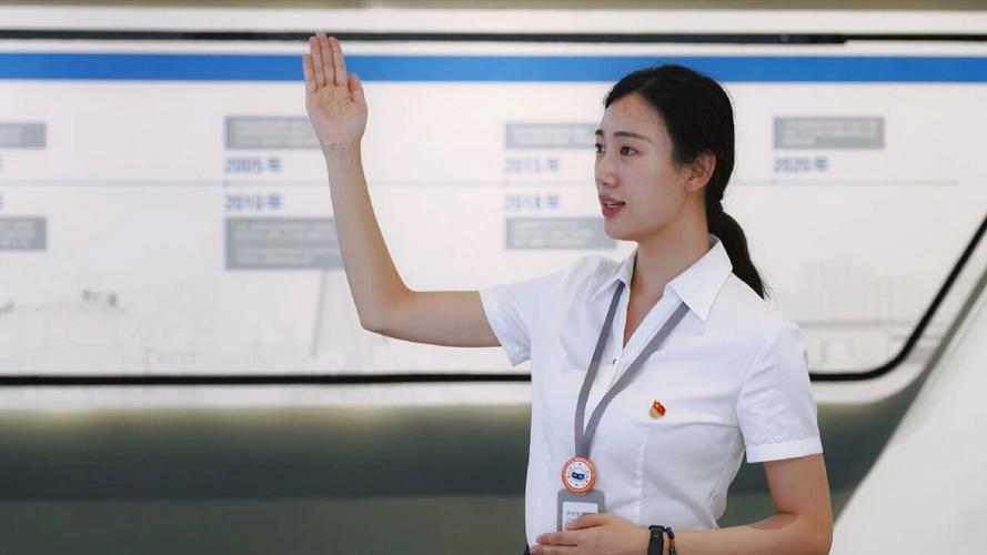候选人在面试中自信做自我介绍的手势图