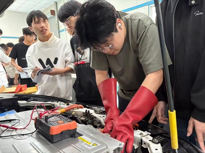 技校新能源汽车实训室学生检修电池场景