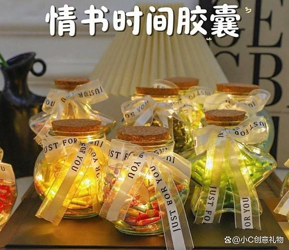 新人将情书和礼物放入时间胶囊