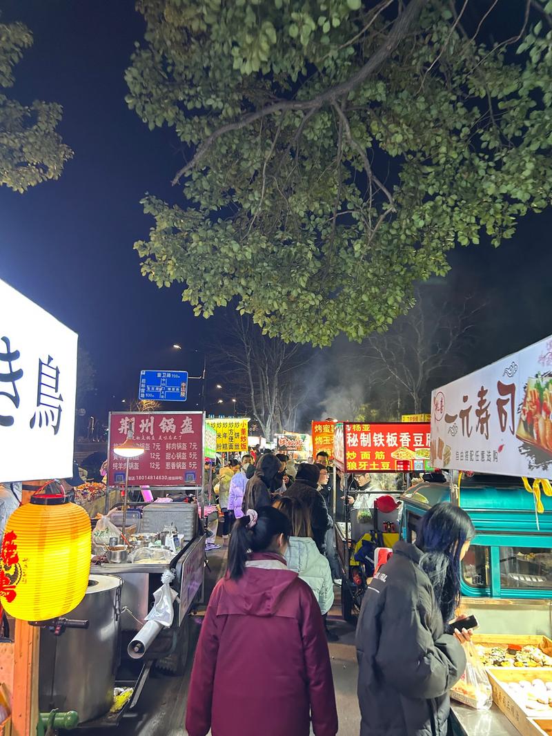 5. 东湖公园的“野生”夜市:本地人的深夜食堂