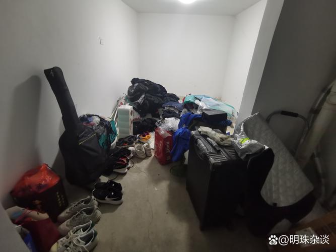 长租公寓爆雷后租客在出租屋整理行李现场
