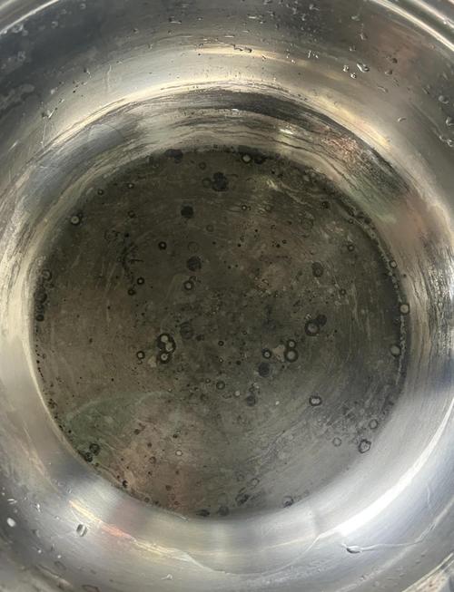 家用厨房被腐蚀长斑锈的不锈钢蒸锅