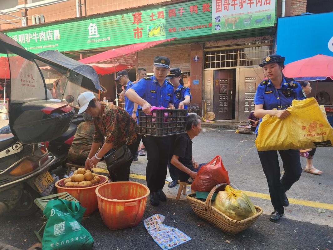 城市管理综合行政执法局户外摆摊执法现场