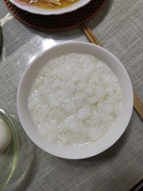 学校门口早餐铺刚出锅的热白米饭
