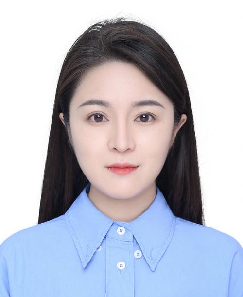 面试官皱眉审视求职者简历的特写镜头