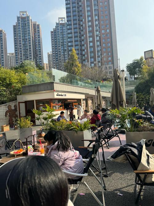 南京上海路梧桐下露天茶座聊天场景