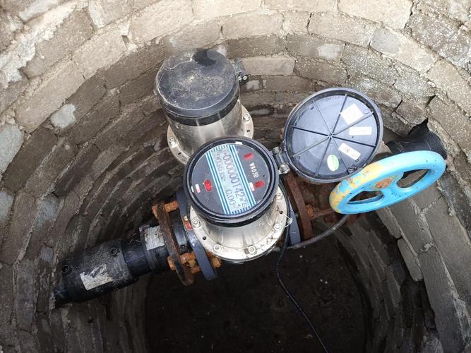 电磁流量计电极被泥浆覆盖的现场检修图