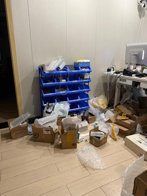 主播直播台面混乱 咖啡杯和台本堆满