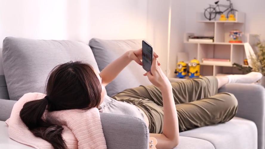 年轻女生窝在沙发刷星座短视频截图