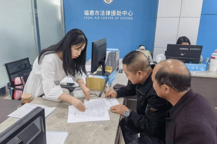 法律援助中心窗口办事群众提交材料实拍图