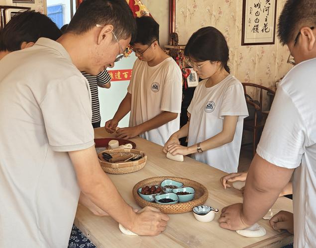 陕西合阳灵泉村花馍合作社手工揉面场景
