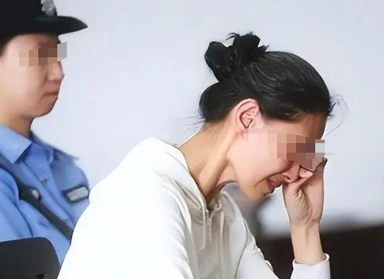 二三线城市法院门口蹲地哭泣的中年女人