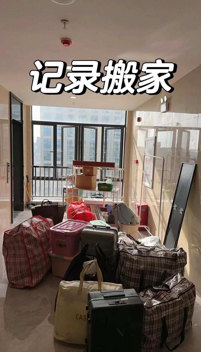 刚毕业年轻人城市出租屋搬运行李