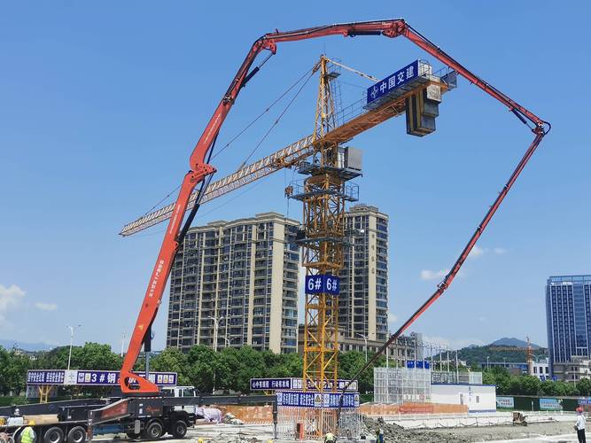 建筑工地多台混凝土泵车同时施工场景