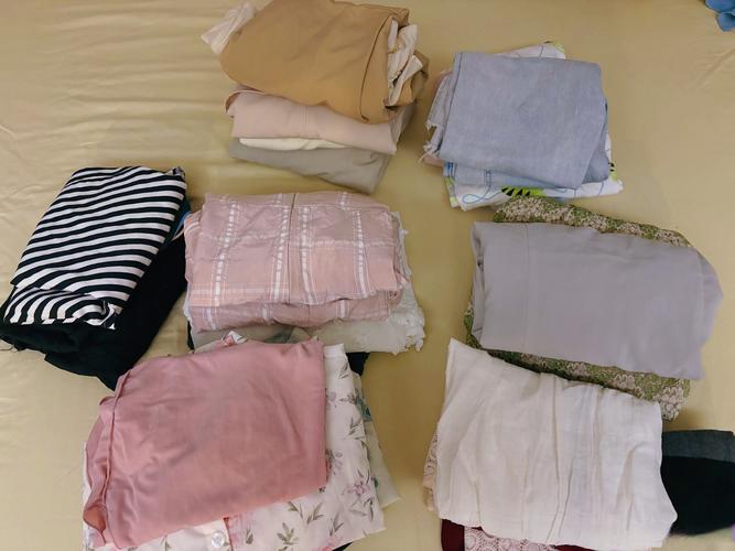 衣服堆满床铺的俯拍图