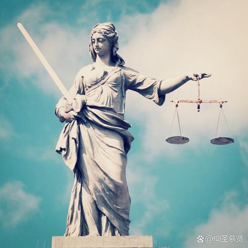 西方正义女神雕像手持天平特写
