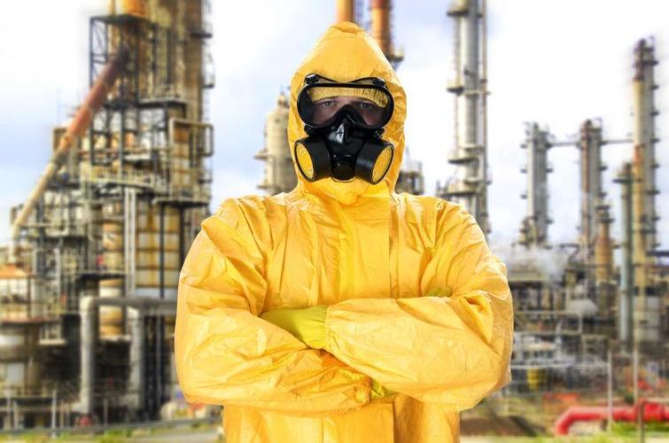 化工车间工人穿着破损防化服事故案例