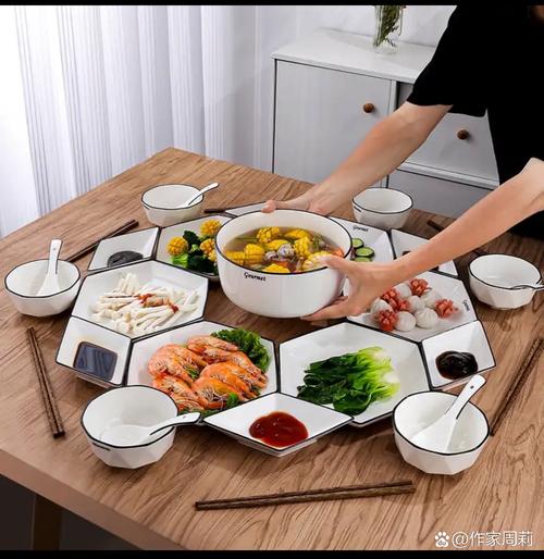 家庭晚餐桌上父母与孩子创意讨论餐具发明