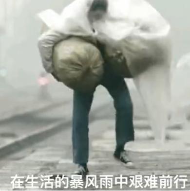 一个孩子在雨中登山，转身对着镜头露出坚强的表情