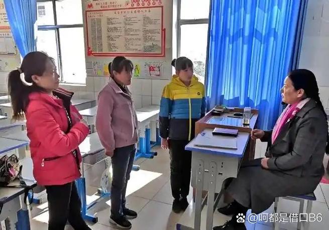 初中班主任办公室接家长投诉电话场景
