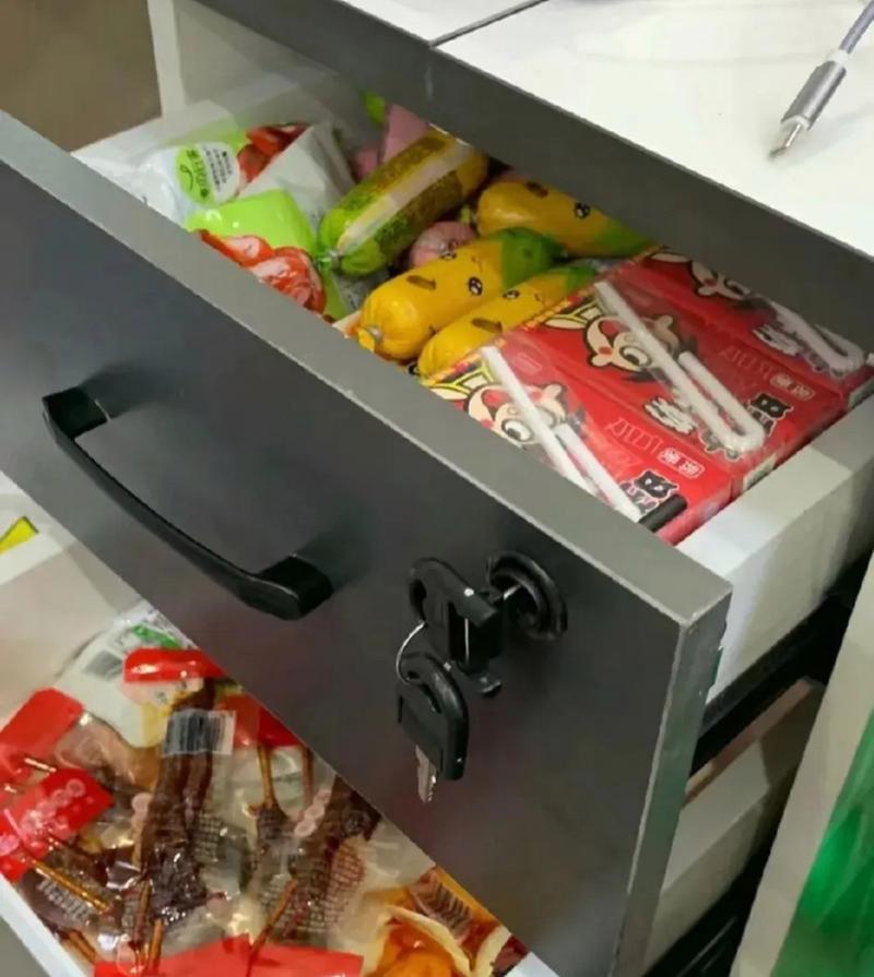 制造工厂员工工位抽屉藏零食实拍