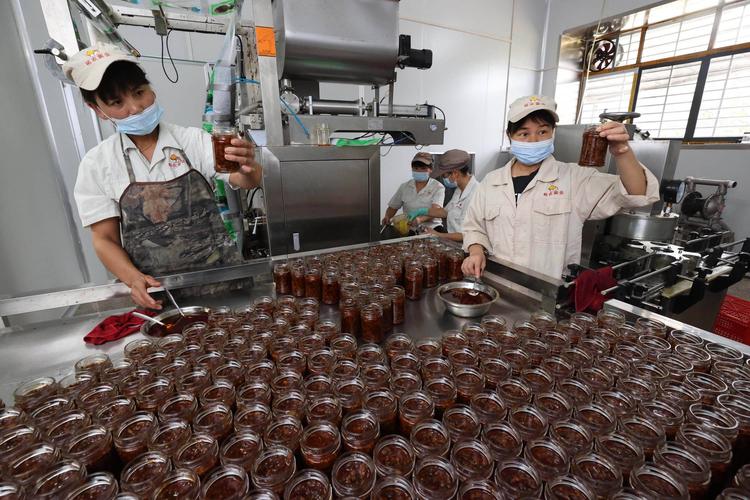 湖北南漳传统手工熬制香菇酱现场