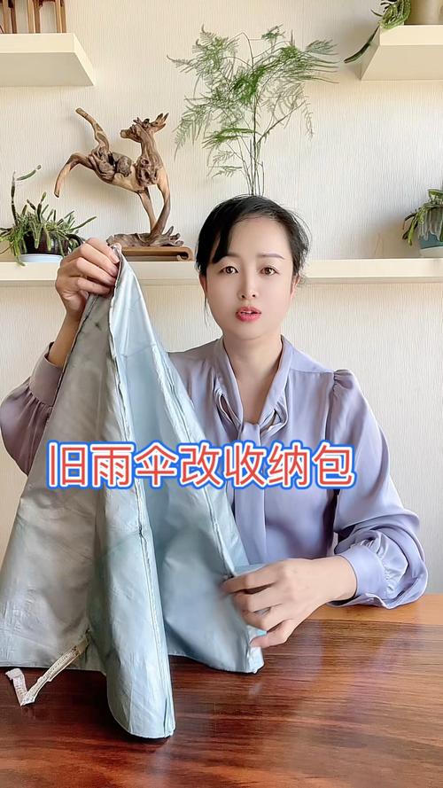 衣柜角落用旧报纸包裹收纳的遮阳伞
