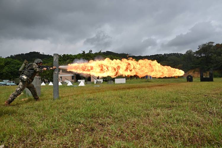 爆炸喷涂枪膛爆燃点火作业现场图