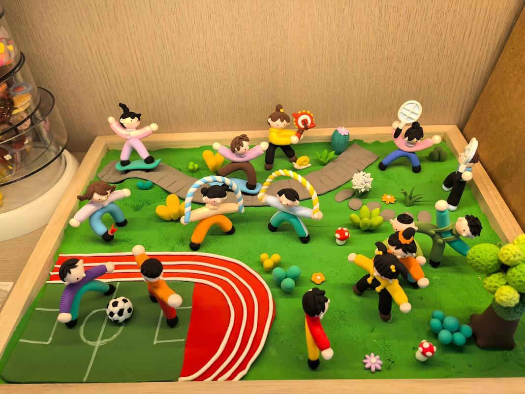 幼儿用皱纹纸做粘贴画锻炼精细动作