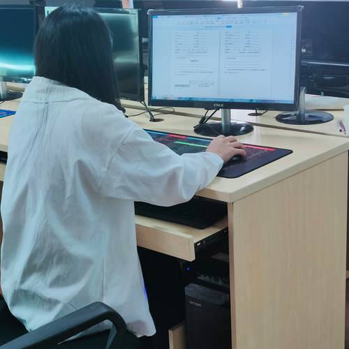 刚毕业大学生办公室对着电脑改方案实拍