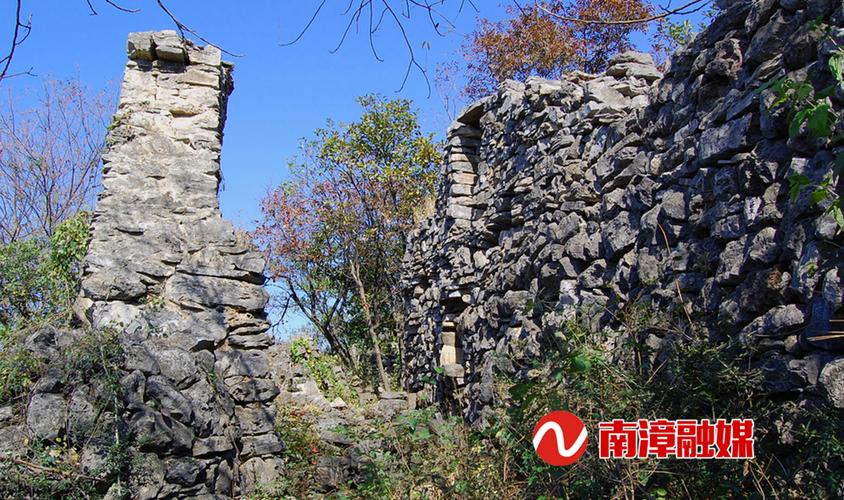 湖北南漳卧牛寨山顶古石屋遗址