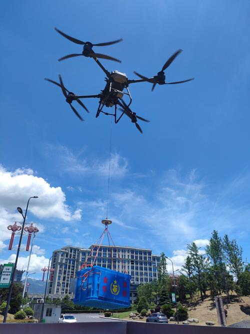 城市早高峰上空配送无人机挂保温箱飞行