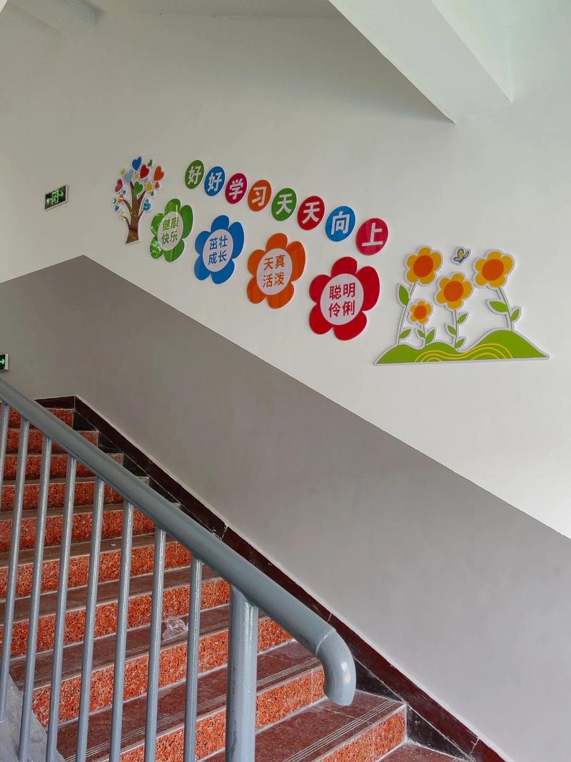学校走廊墙报展示学生作品实拍