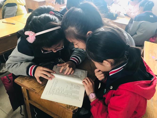 小学语文课堂学生群文阅读讨论的混乱有趣场景