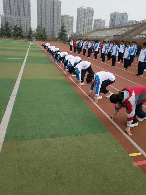 小学操场50米起跑线学生蹲踞起跑实拍