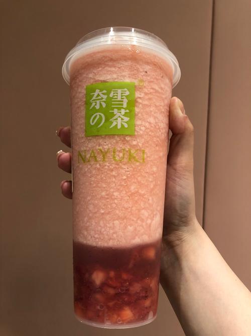 喜茶多肉葡萄与奈雪霸气草莓对比测评