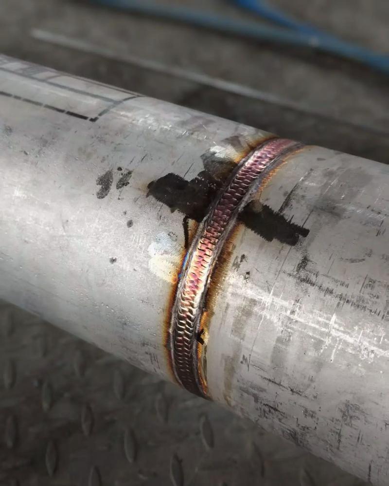 氩弧焊焊接不锈钢管道局部特写