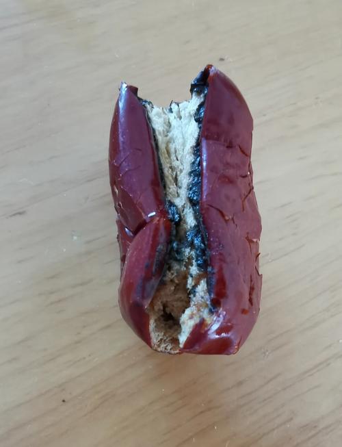 密封罐里发霉的红枣特写