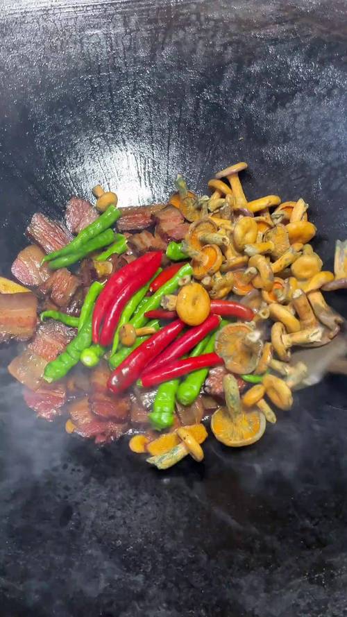 张家界农家腊肉蒸野生枞菌成品图