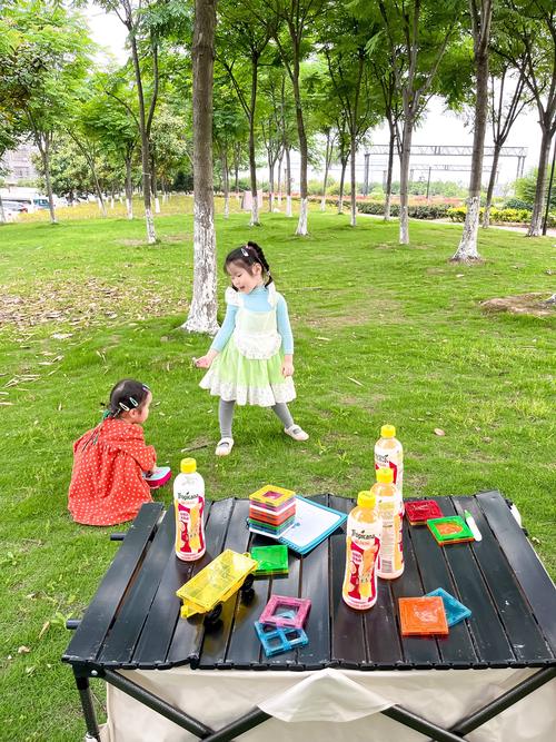 亲子饭后小区散步拆便签盲盒的日常场景图