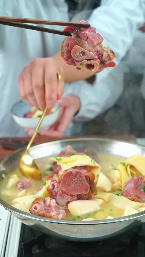 湖北南漳荆山天池农家乐腊猪蹄炖笋
