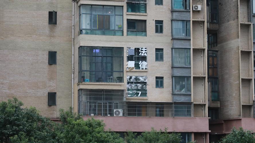 正对居民窗户的户外广告牌夜间亮灯实拍